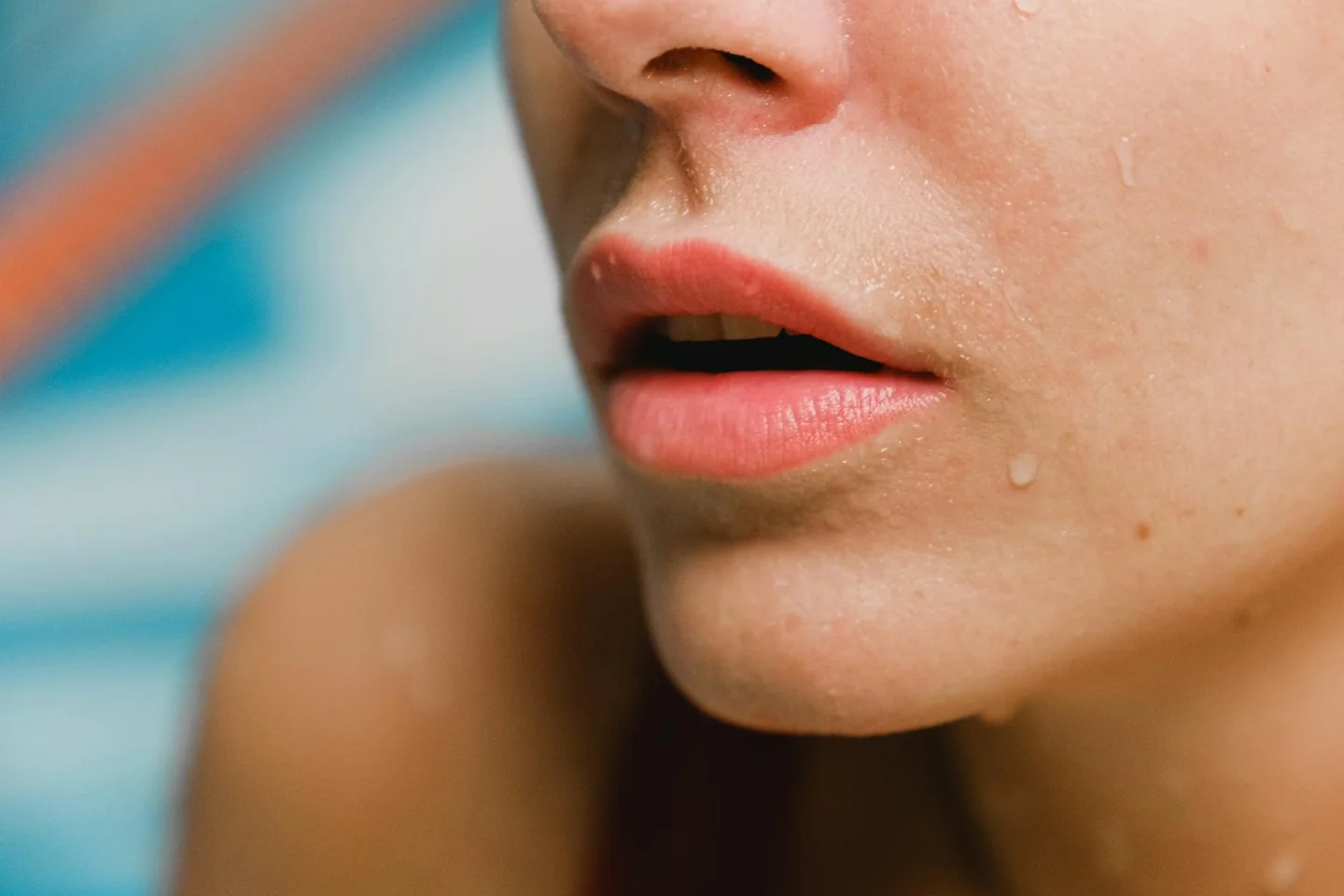 Primer plano de una boca con mucha saliva en el contexto de porque se produce mucha saliva en la boca