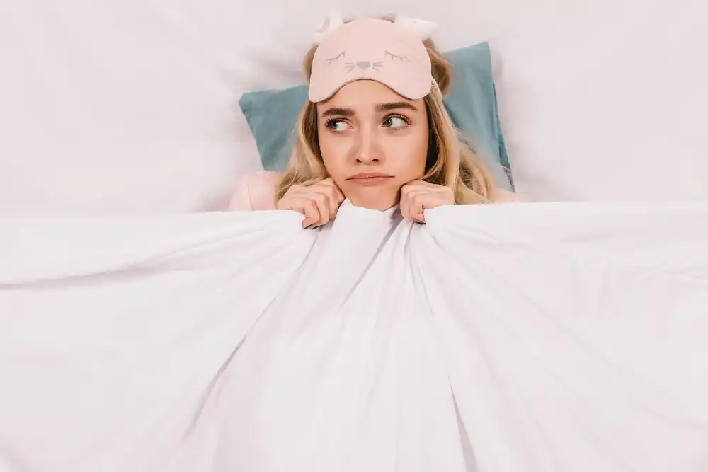 mujer en la cama temblando