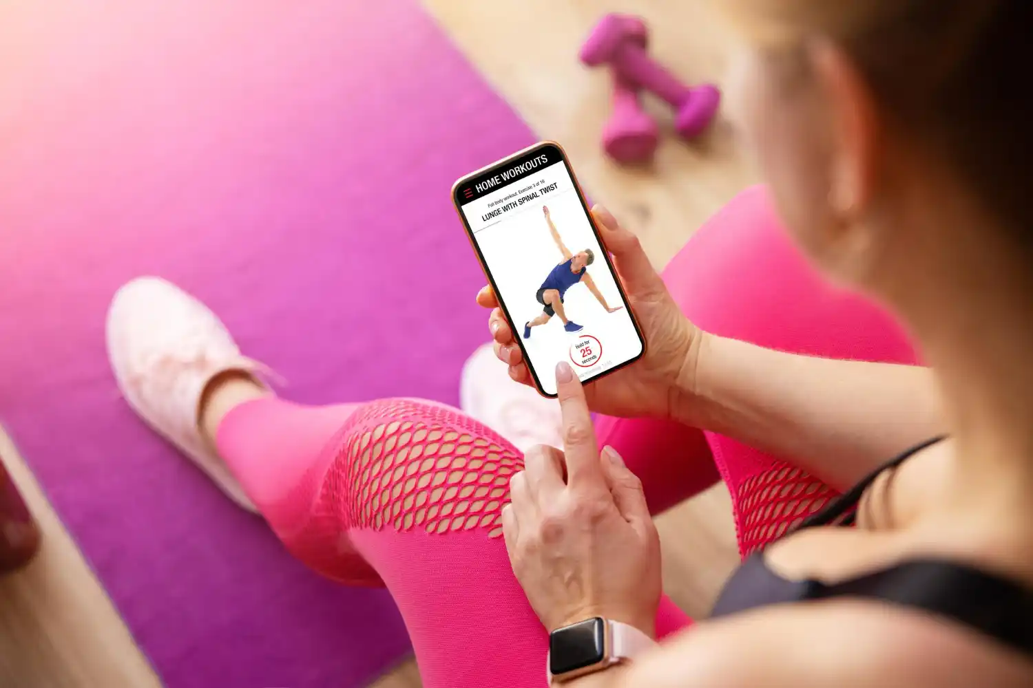 mujer usa app de fitness
