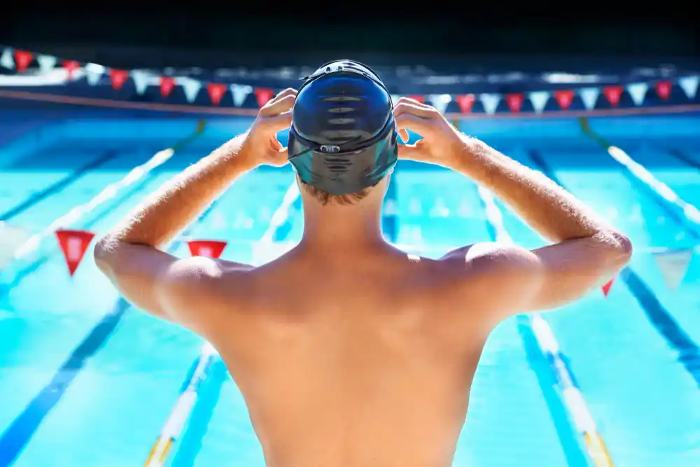 nadador delante de la piscina