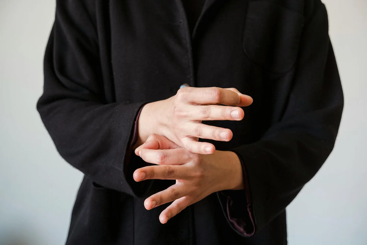 Foto de una persona con la mano entumecida por porque se me duerme la mano derecha