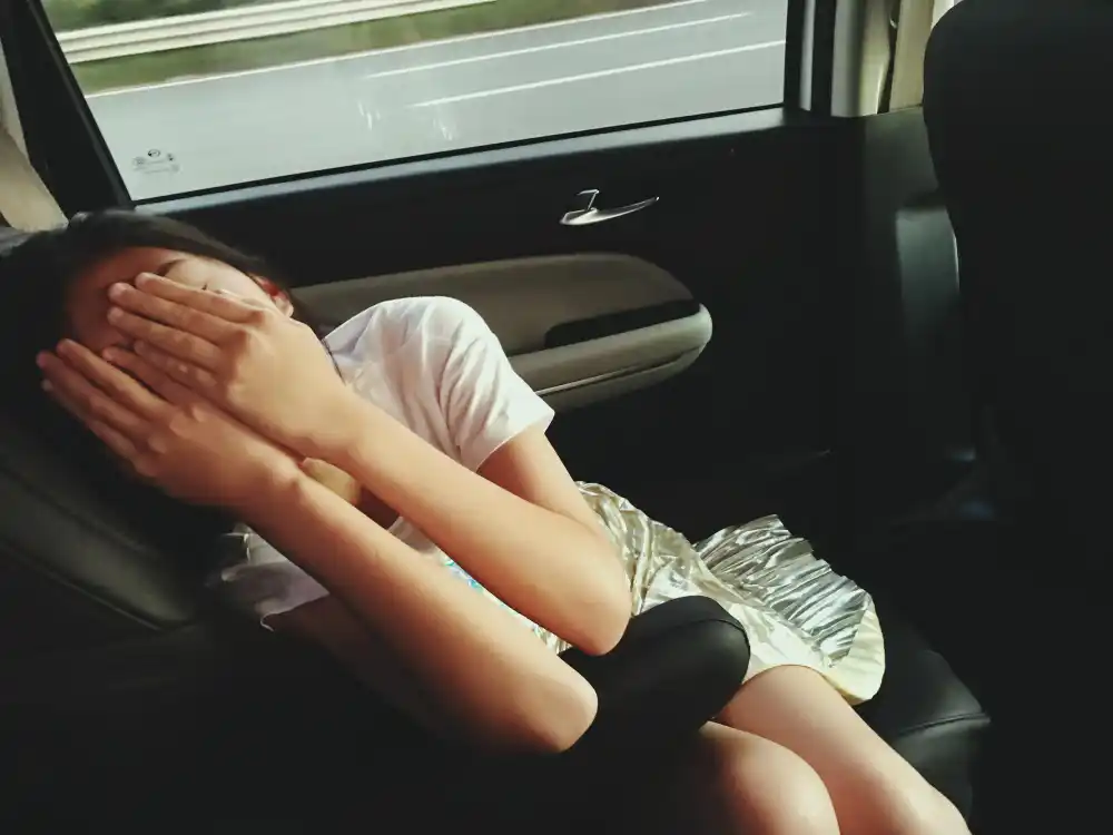 niña olvidada en un coche