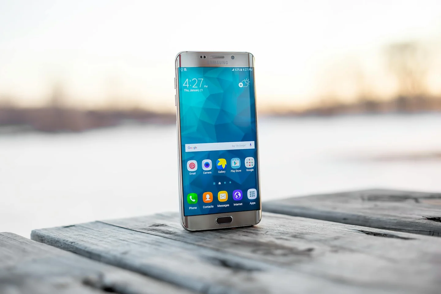 Imagen de un smartphone sobre una mesa con sobrecalentamiento, ideal para un artículo sobre porque se calienta el móvil sin usarlo.