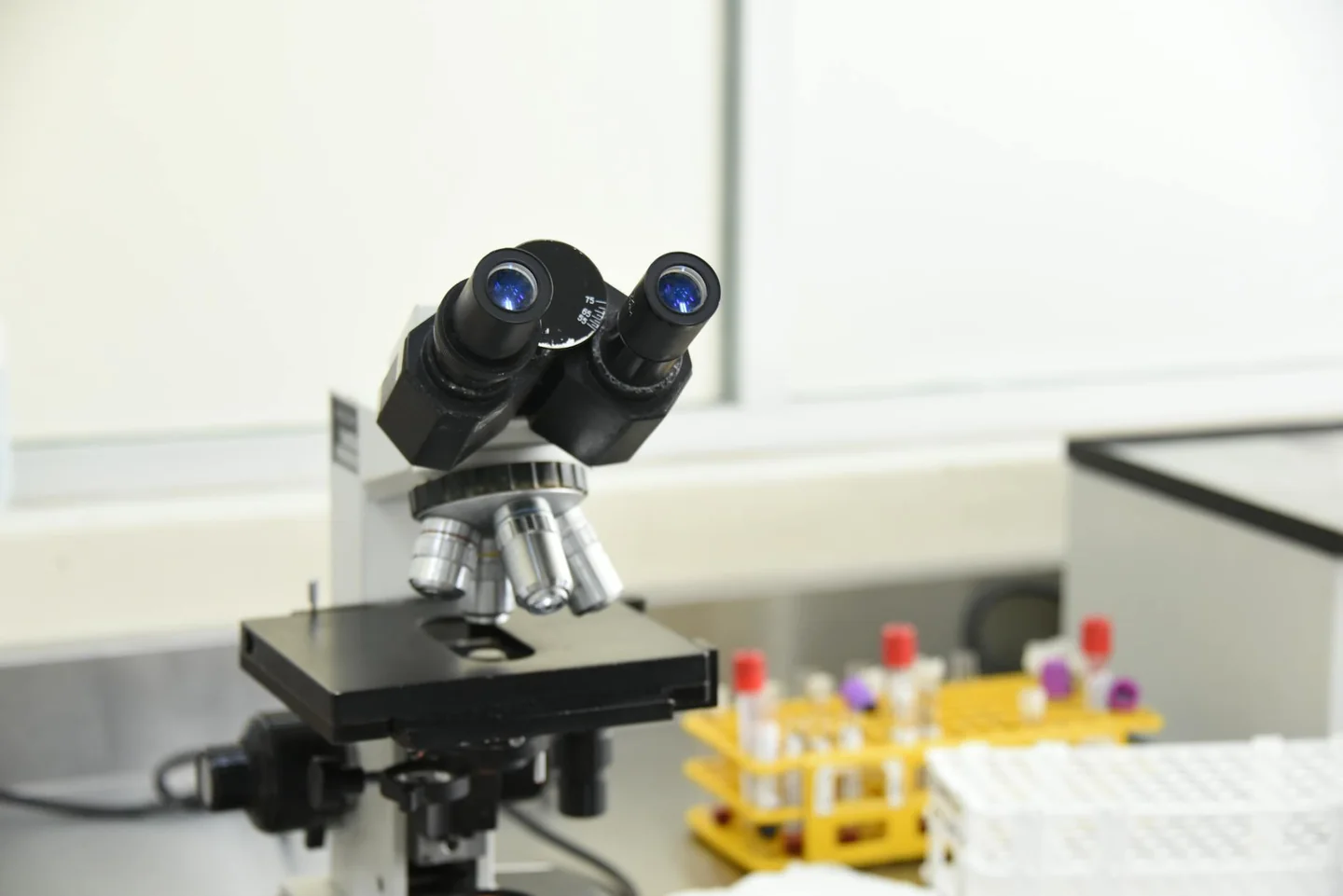 Microscopio en un laboratorio de patología para ilustrar porque tardan tanto los resultados de una biopsia