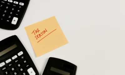 Persona revisando un recibo con una calculadora para entender porque he cobrado menos este mes