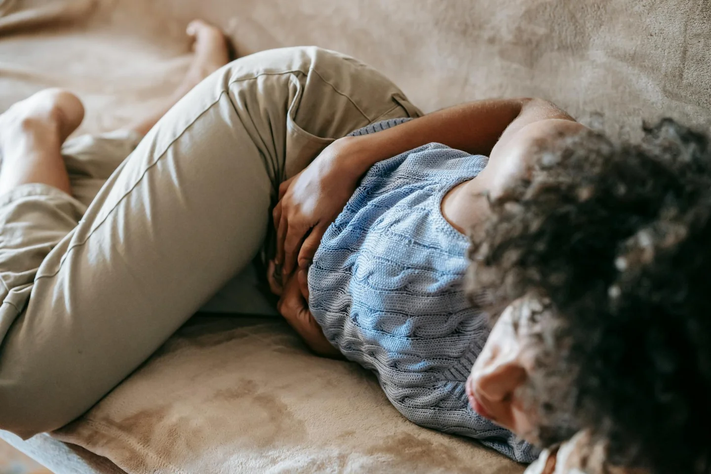 Mujer con expresión de dolor pélvico relacionada con no puedo tener relaciones porque me duele mucho