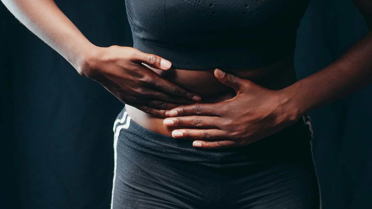 Persona con dolor abdominal para ilustrar por qué duele la boca del estómago