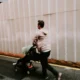 un peatón que empuja un carrito por dónde puede circular en una acera urbana estrecha