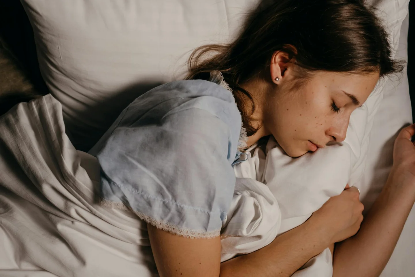 Una persona dormida en la cama, ilustrando porque sueño tanto con una persona y la sensación de repetición emocional.