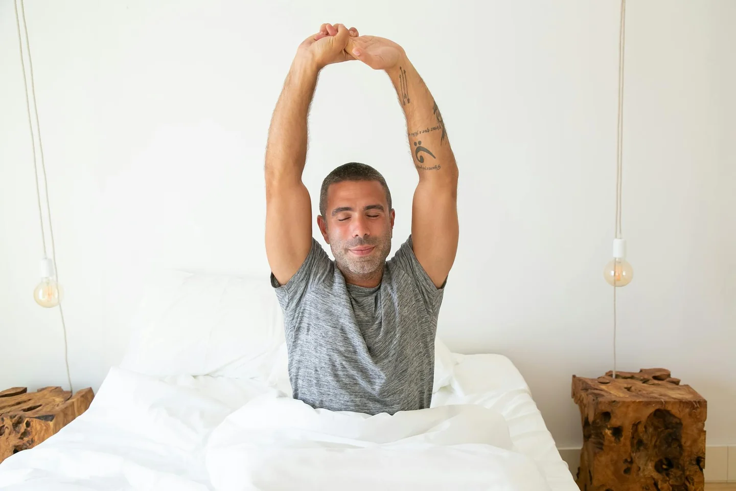 Persona despertando en la cama para ilustrar porque ocurre la paralisis del sueño