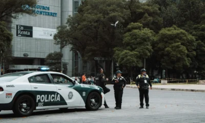 Policía patrullando una calle urbana como imagen para explicar porque hay tanta policía hoy en madrid