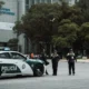 Policía patrullando una calle urbana como imagen para explicar porque hay tanta policía hoy en madrid