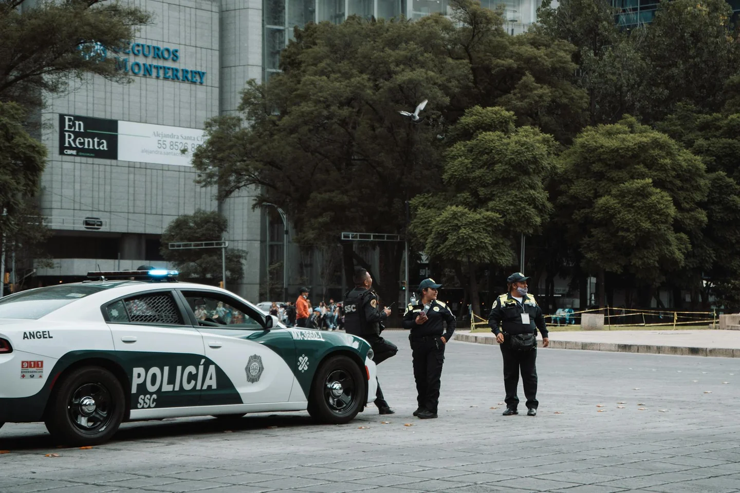 Policía patrullando una calle urbana como imagen para explicar porque hay tanta policía hoy en madrid