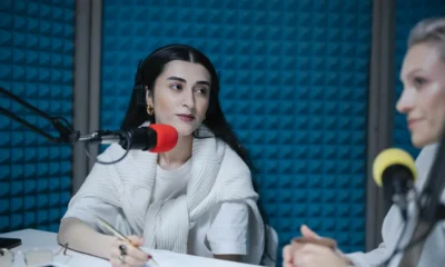 Imagen de un presentador de radio junto a un micrófono, útil para ilustrar porque no está federico jiménez losantos hoy.