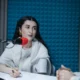 Imagen de un presentador de radio junto a un micrófono, útil para ilustrar porque no está federico jiménez losantos hoy.