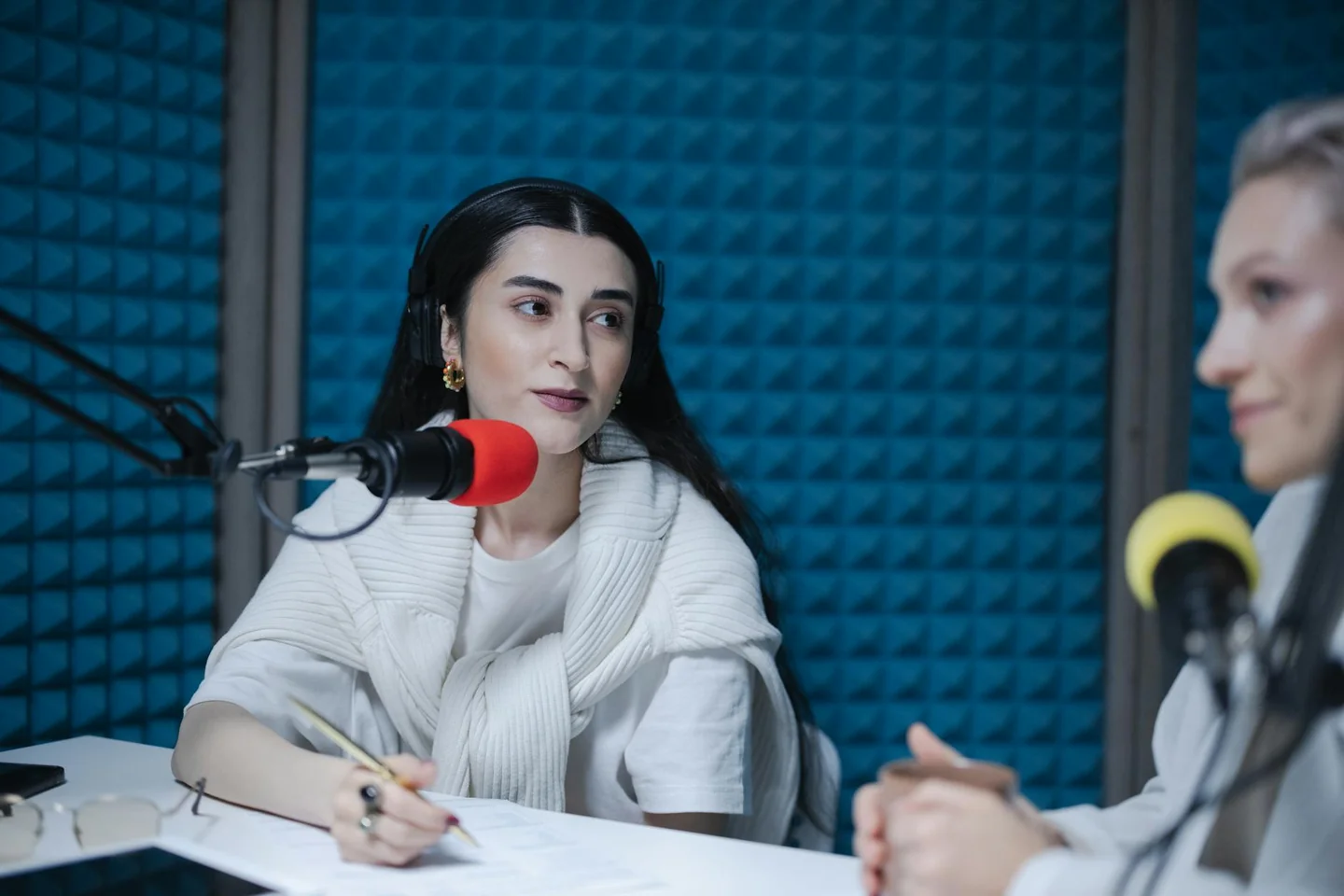 Imagen de un presentador de radio junto a un micrófono, útil para ilustrar porque no está federico jiménez losantos hoy.