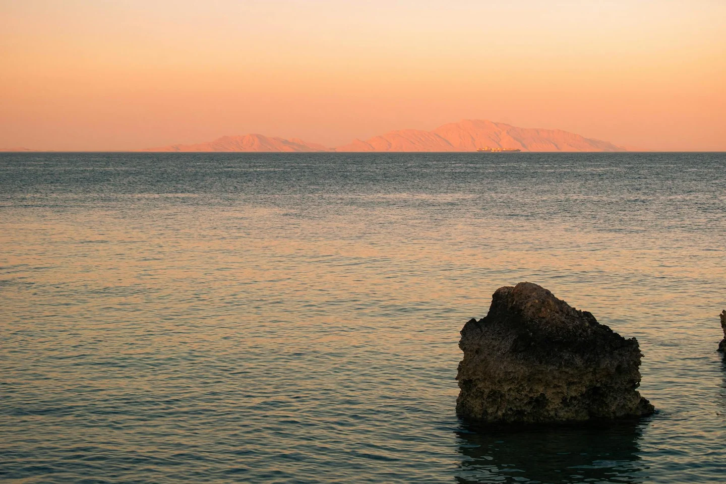 Paisaje de costa del Mar Rojo para ilustrar porque se le llama el mar rojo en un artículo de blog.
