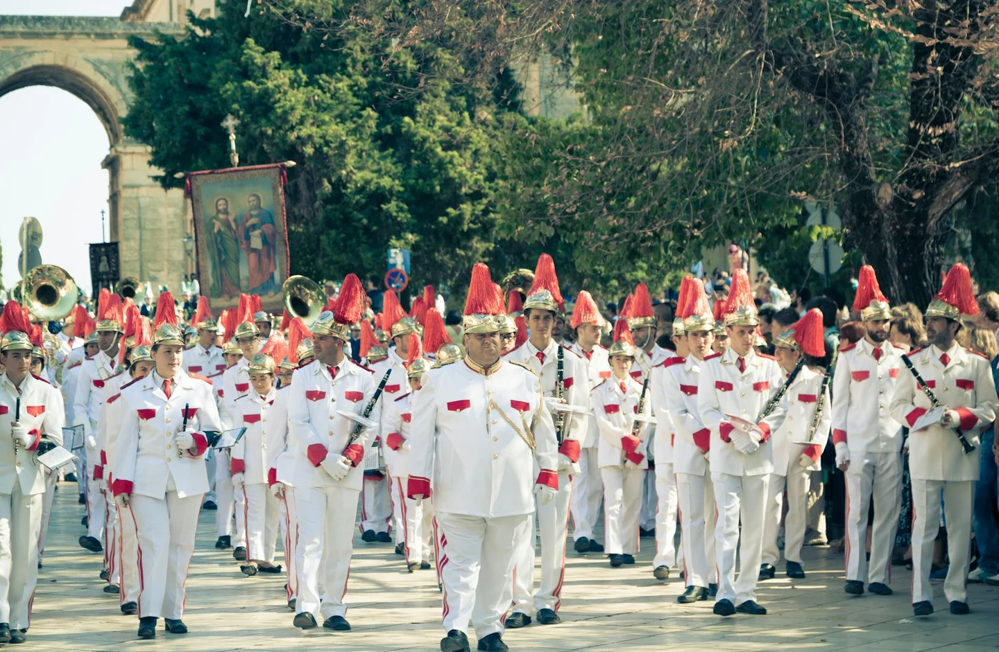 Banda de música en una procesión religiosa para ilustrar porque se toca el himno de españa en las procesiones.