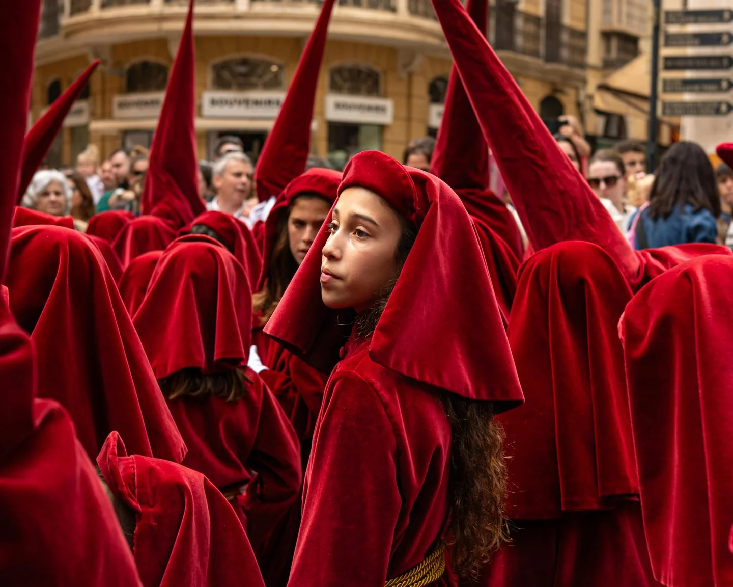 Procesión religiosa en España para ilustrar porque es festivo el 15 de agosto