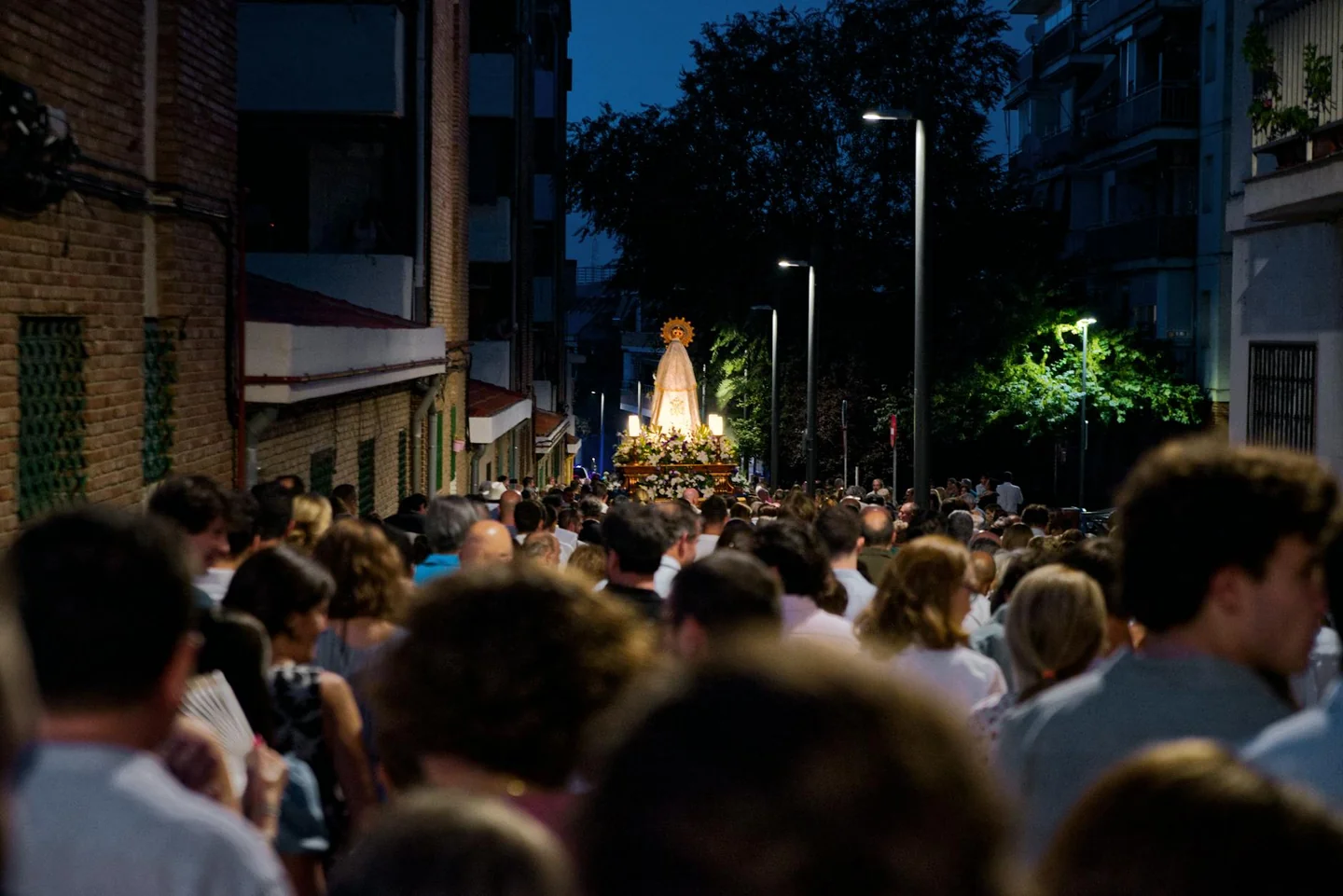 Imagen de una procesión religiosa en la calle, relacionada con porque es festivo hoy en valencia y la celebración de San Vicente Ferrer.