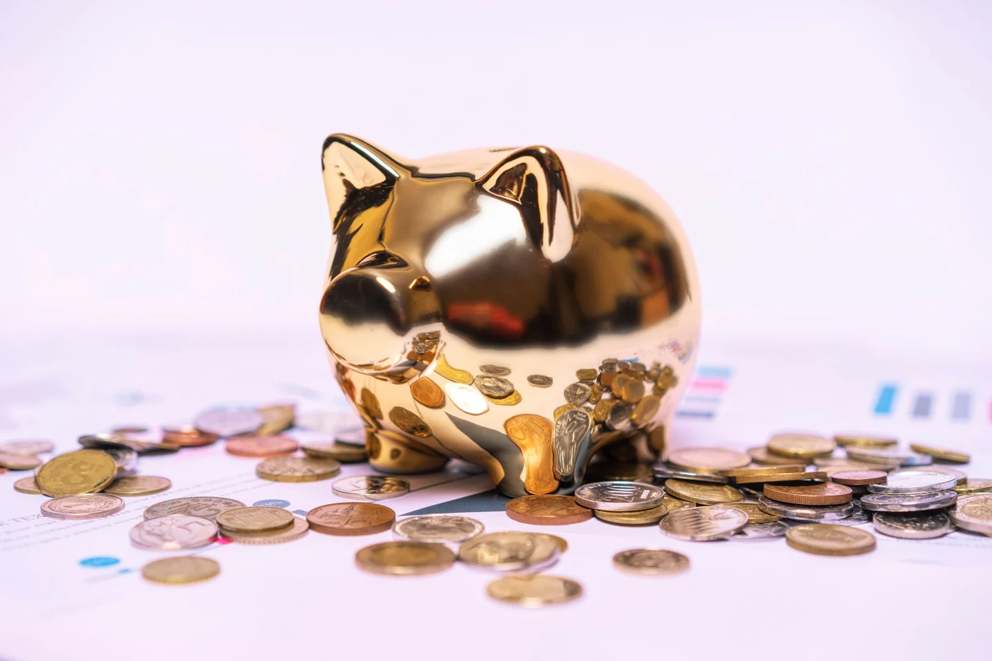 Persona revisando un extracto bancario para entender porque he cobrado menos de pensión este mes.