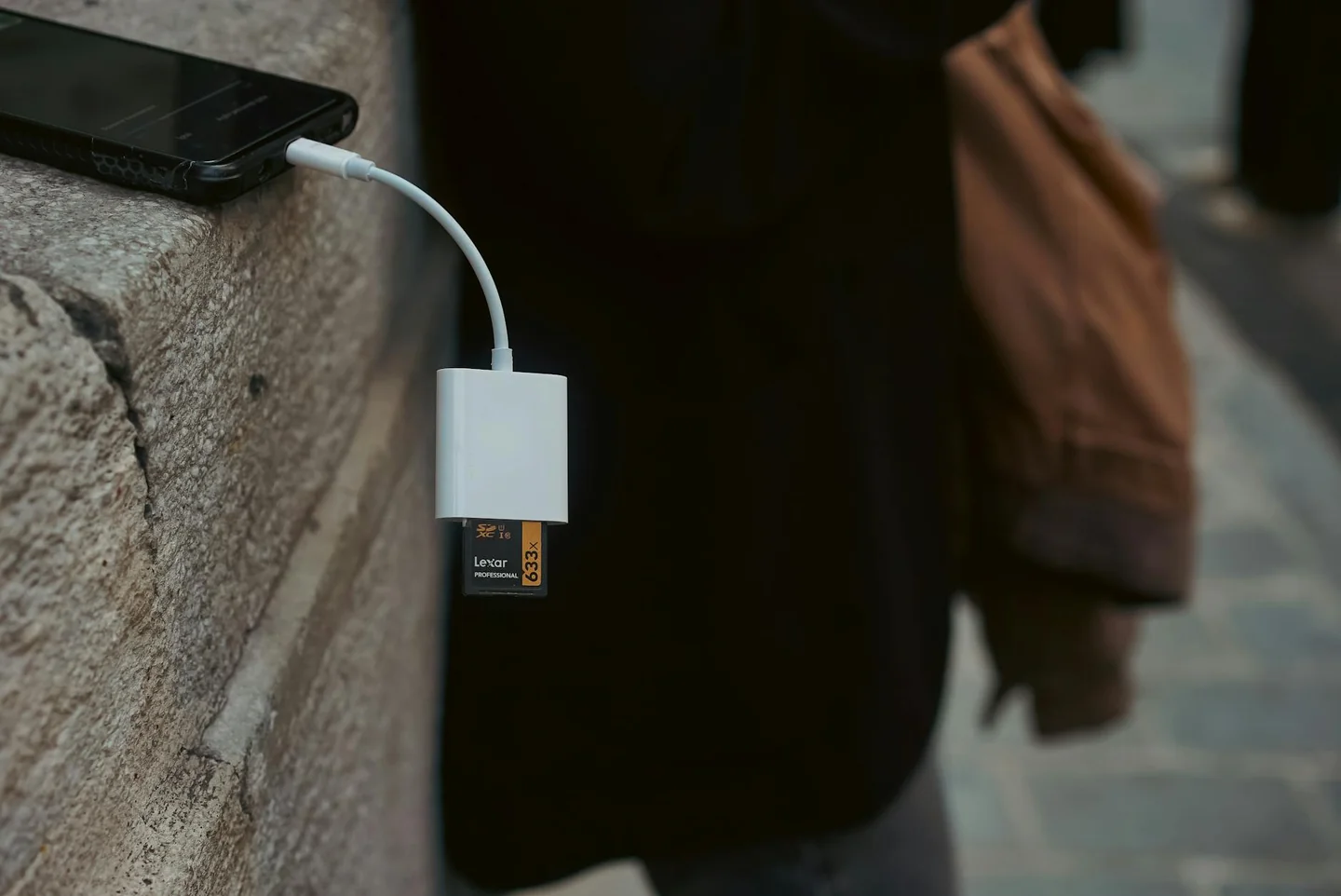 Imagen de un SD card reader para ilustrar porque mi ordenador no me lee la tarjeta sd en un artículo sobre fallos de lectura y compatibilidad