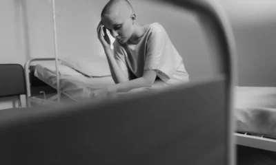 Paciente dormido en una cama de hospital para ilustrar porque los enfermos de cáncer duermen tanto