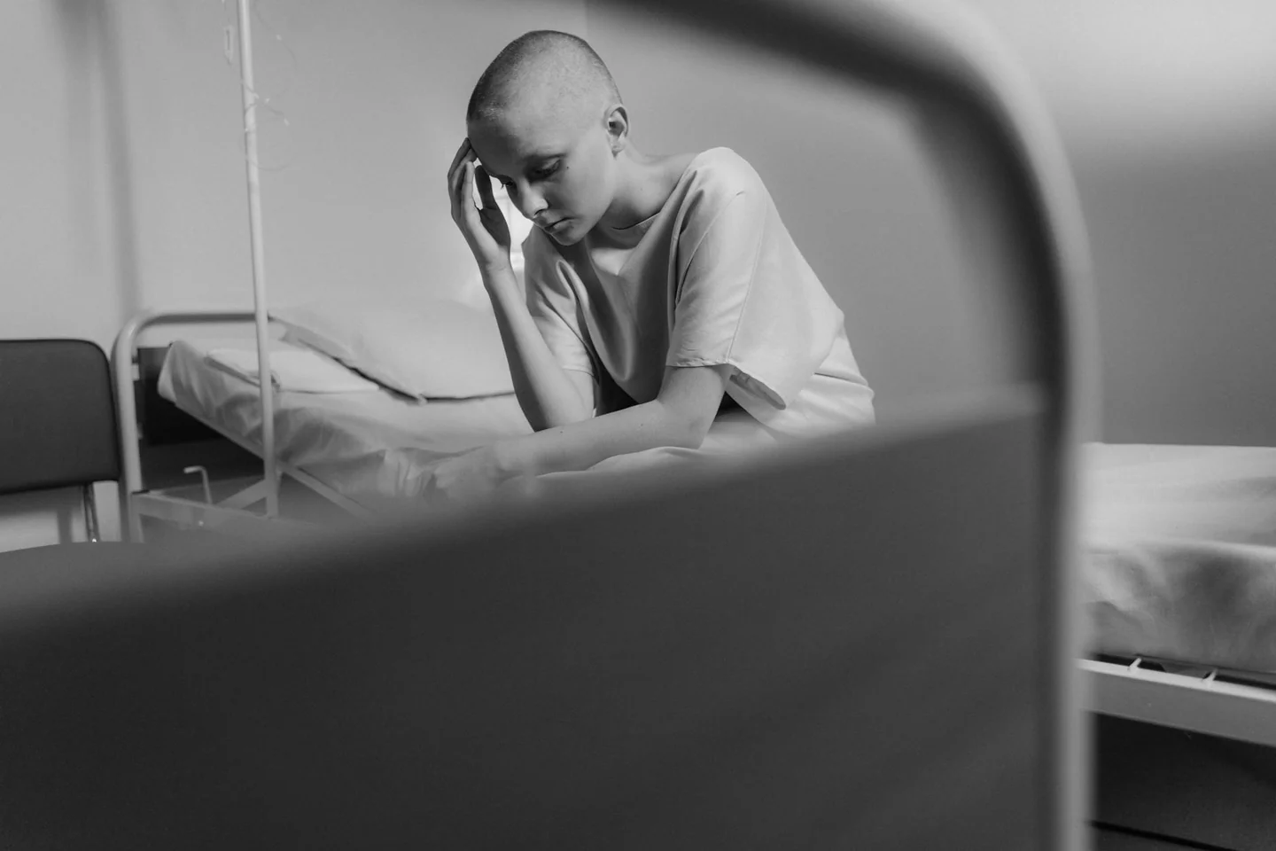 Paciente dormido en una cama de hospital para ilustrar porque los enfermos de cáncer duermen tanto
