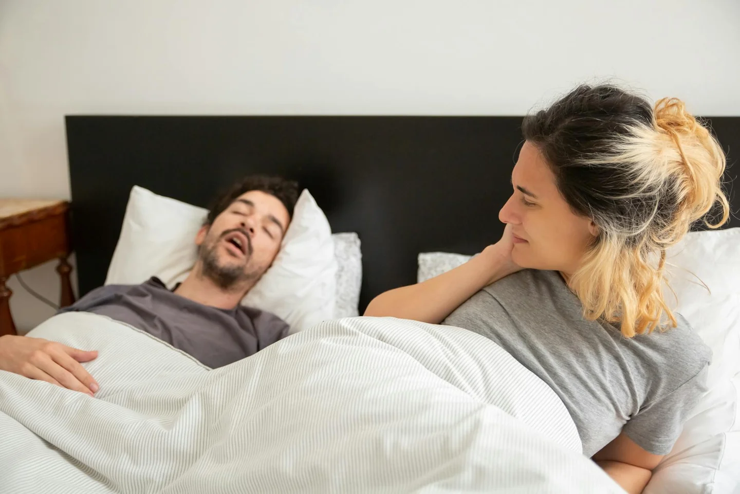 Imagen de un hombre durmiendo y roncando, útil para ilustrar porque se inflama la campanilla al dormir.