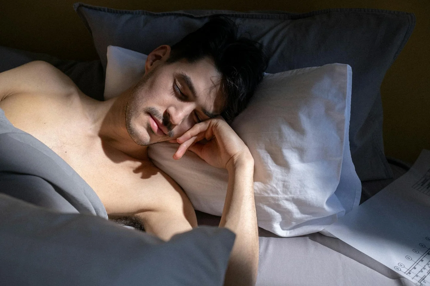 Persona durmiendo de lado, ilustrando porque se me cae la baba despierto