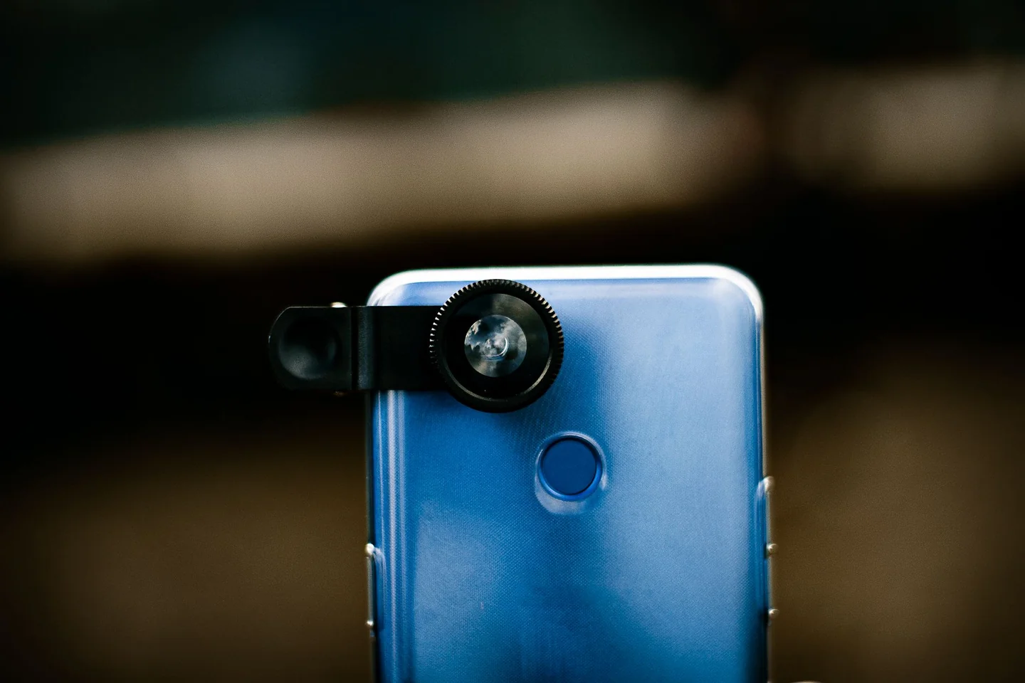 Imagen de una persona limpiando el lente de un smartphone, útil para explicar porque la camra de samsung sale con mala calidad.