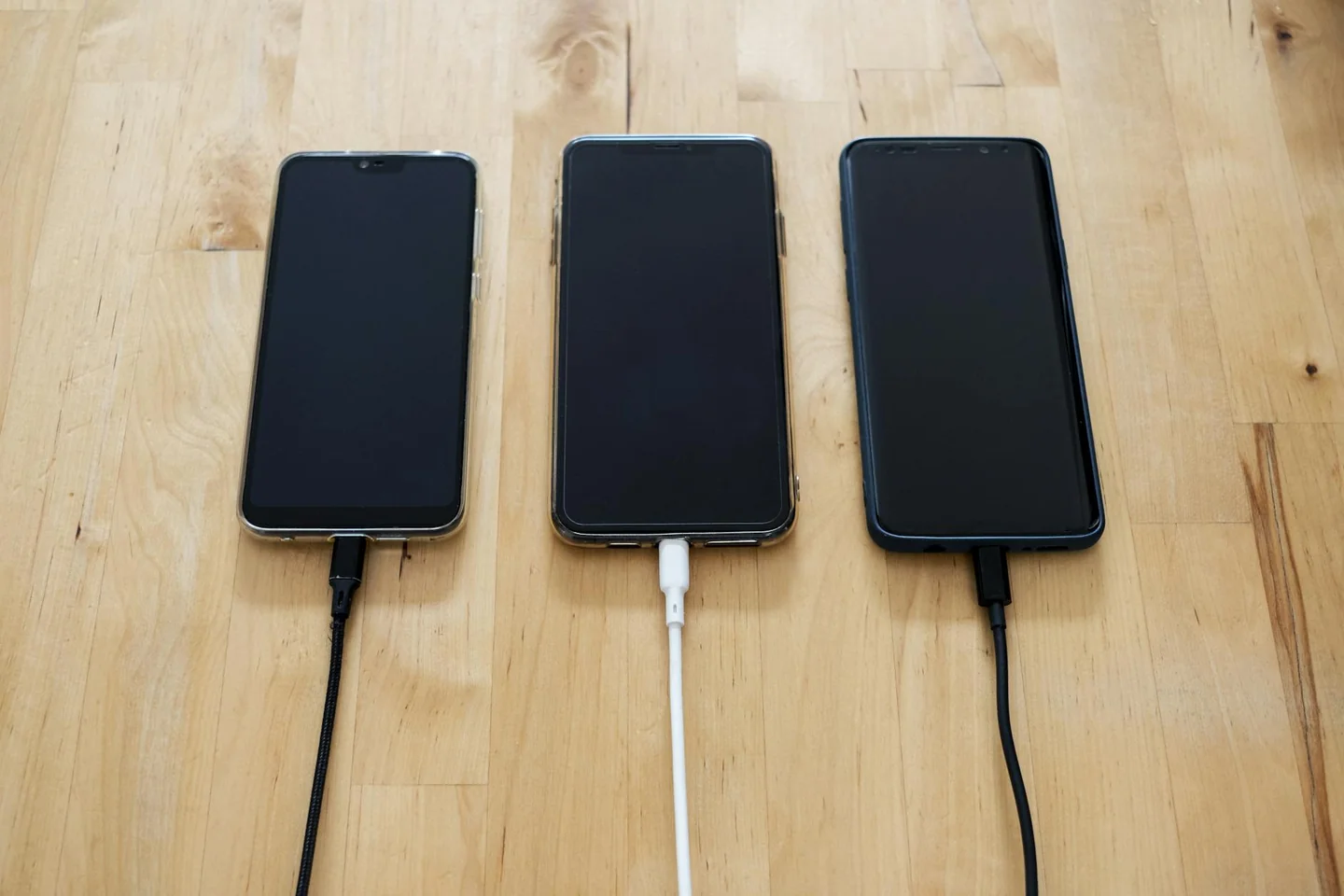 Imagen de un smartphone con cable de carga para ilustrar por qué mi cargador ya no carga rápido.