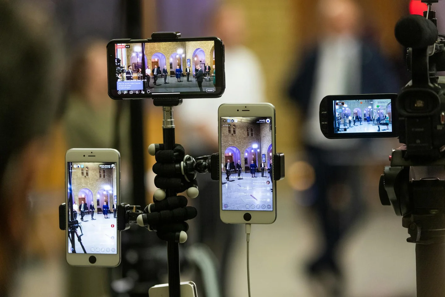 Persona usando un smartphone para intentar un directo en Instagram, relacionado con porque no me deja hacer directos en instagram.