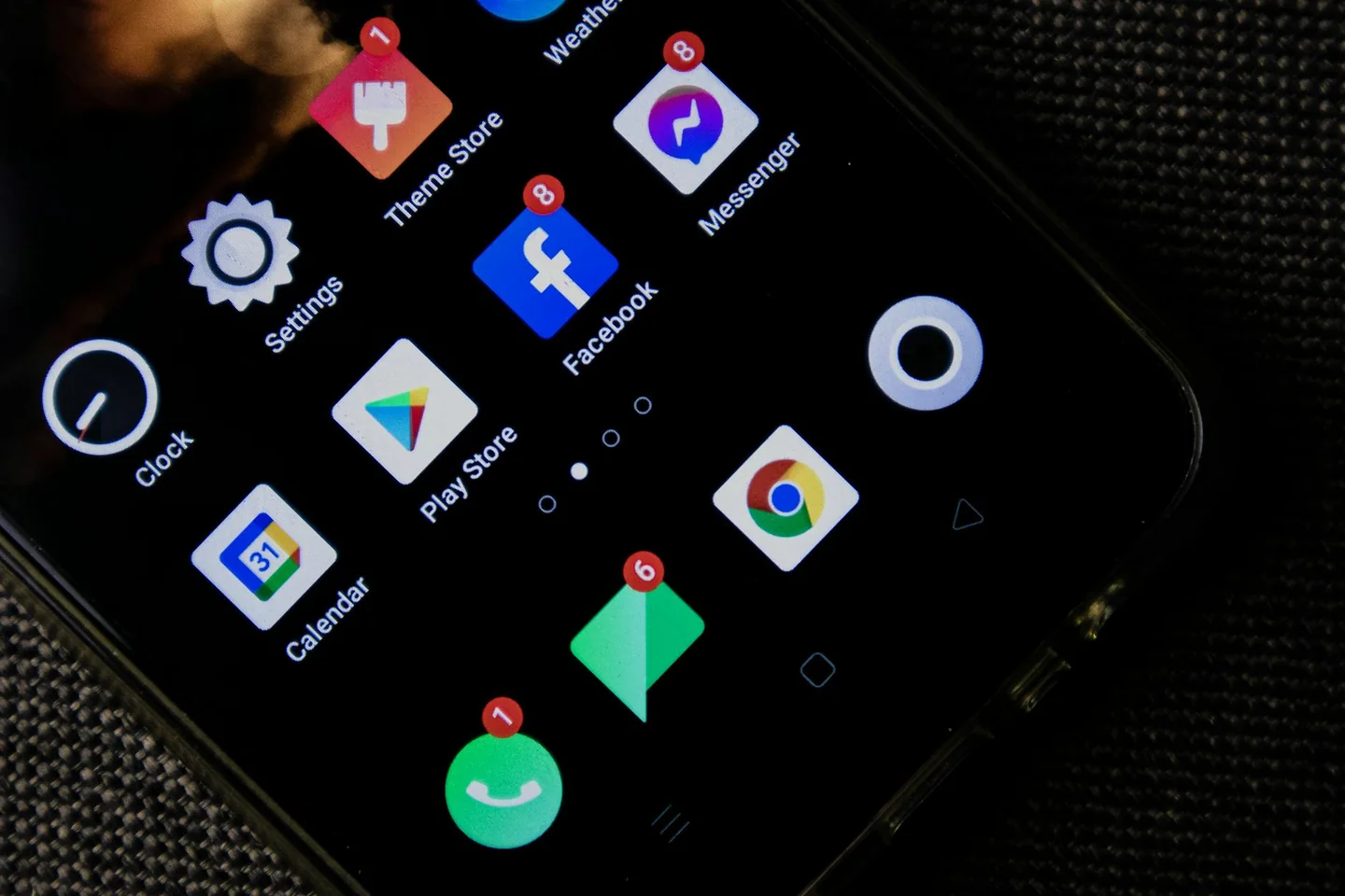 Persona revisando ajustes de notificaciones en el móvil para resolver porque no puedo ver los estados de whatsapp