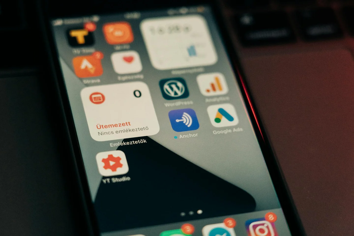 Pantalla de smartphone con pop-ups para ilustrar porque salen anuncios en mi teléfono