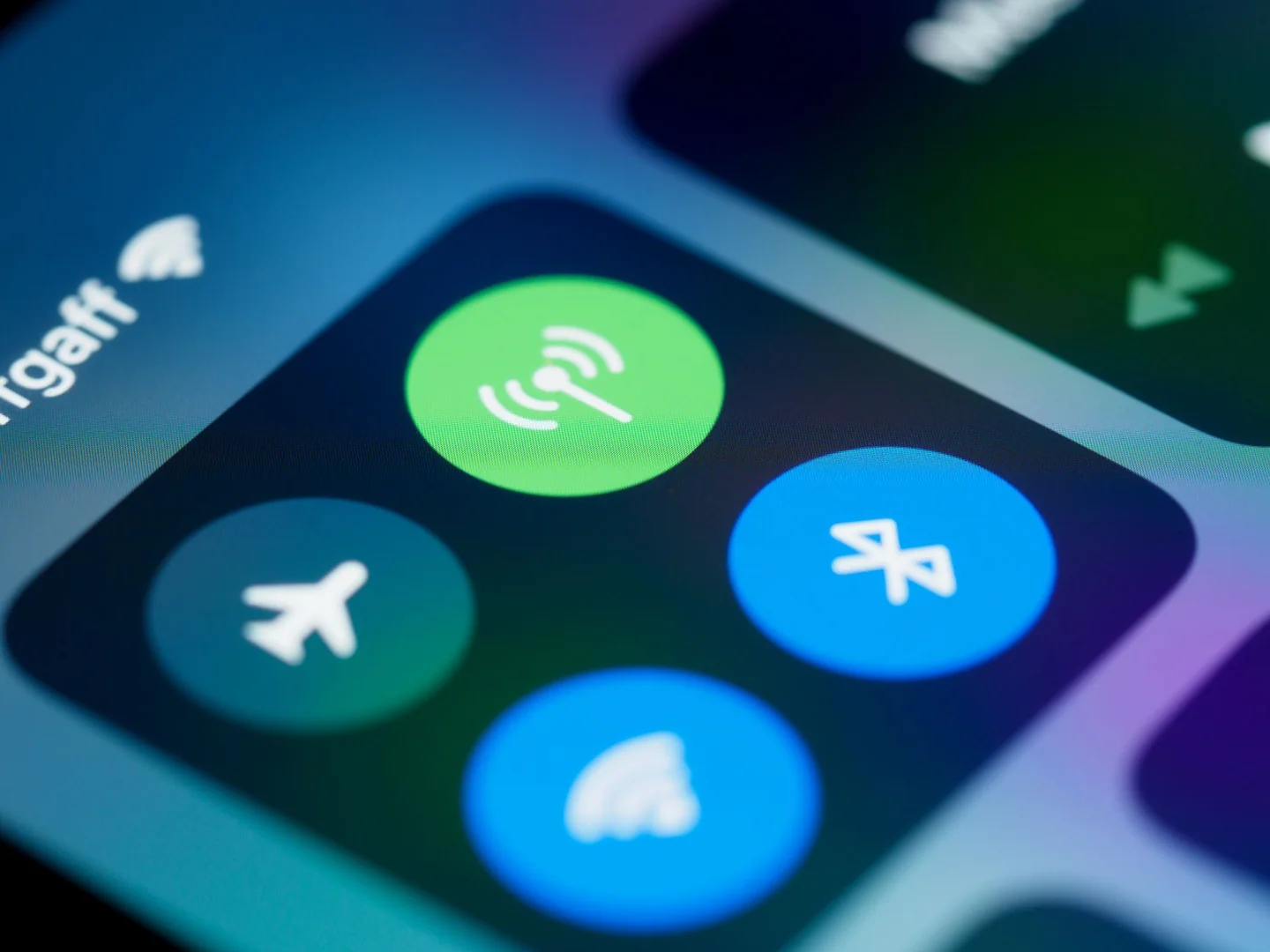 Pantalla de smartphone mostrando barras de señal como apoyo visual para el tema porque no recibo llamadas pero si puedo llamar