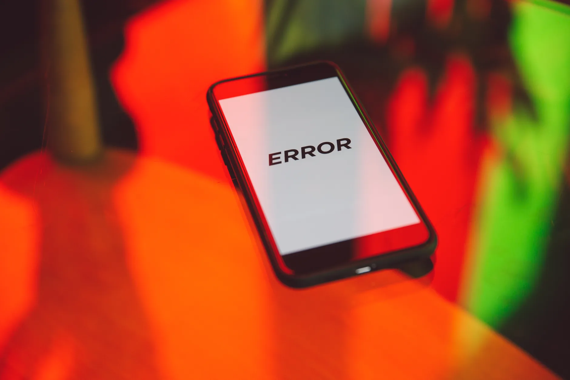 Imagen de un smartphone con señal y error de llamadas para ilustrar porque no puedo llamar y si recibir llamadas
