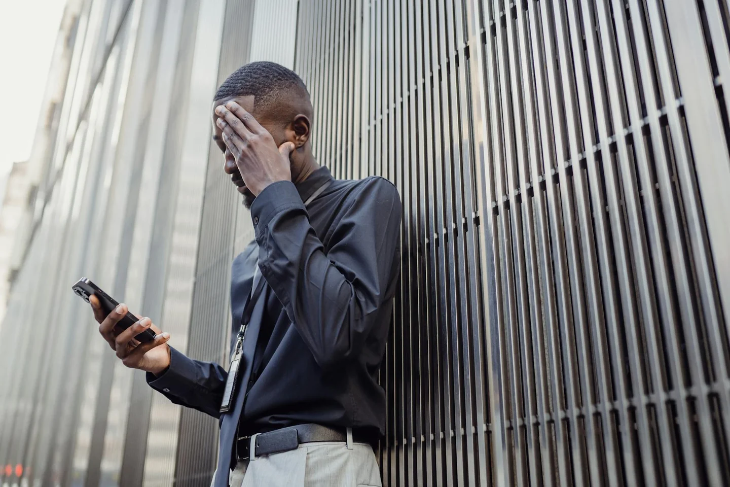 Persona comprobando un smartphone por un problema de porque no me entran las llamadas