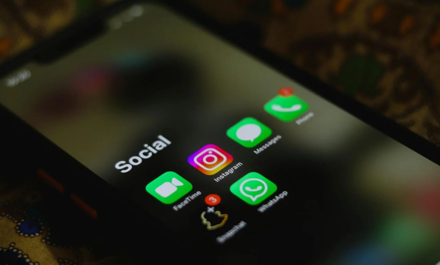 Pantalla de smartphone con redes sociales para ilustrar el tema porque me salen mujeres en la lupa de instagram