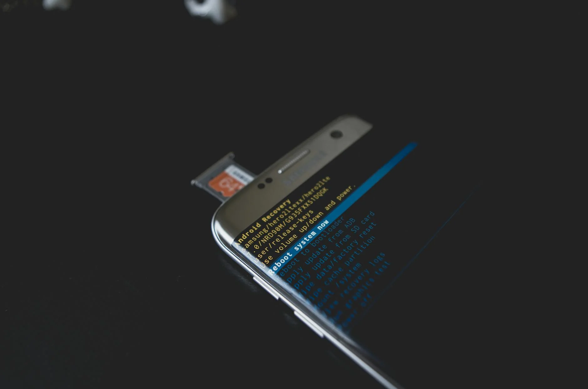 Persona revisando un smartphone por un fallo de llamadas relacionado con porque mi teléfono no recibe llamadas sale apagado.