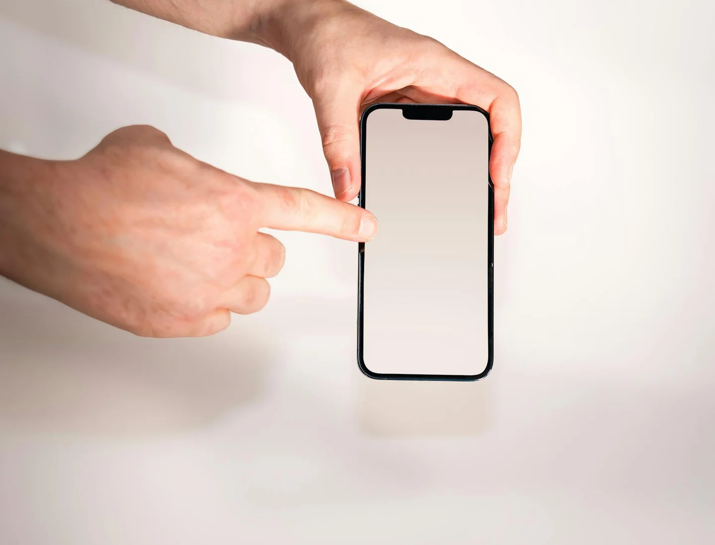 Persona usando gesto de zoom en un smartphone para ilustrar porque no puedo ampliar las historias de instagram.