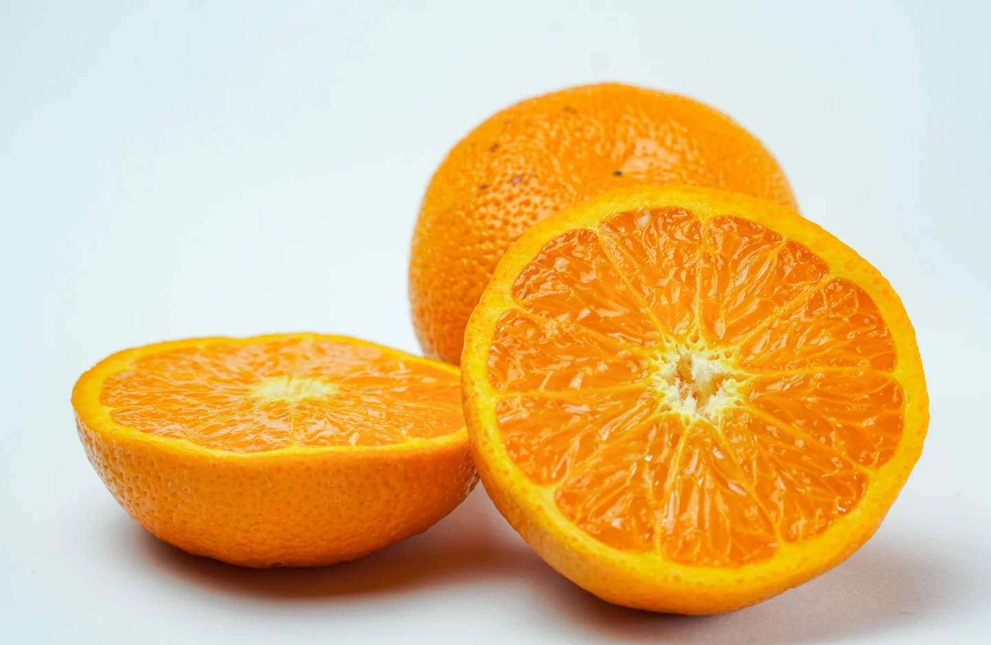 Foto de una naranja abierta en la rama, útil para ilustrar porque se abren las naranjas en el arbol y mostrar el daño visible en el fruto.