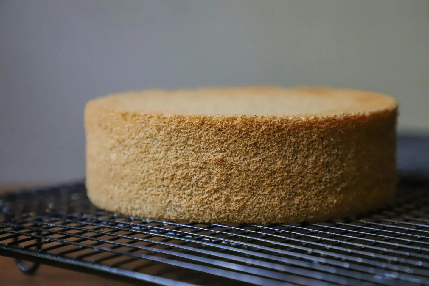 Foto de sponge cake baking para ilustrar porque se me baja el bizcocho de yogur en una cocina casera