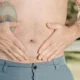 Imagen sobre porque me suena tanto la barriga, mostrando un abdomen o estómago con molestias digestivas.