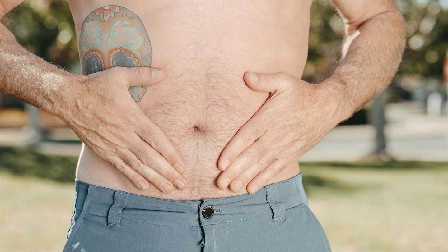 Imagen sobre porque me suena tanto la barriga, mostrando un abdomen o estómago con molestias digestivas.