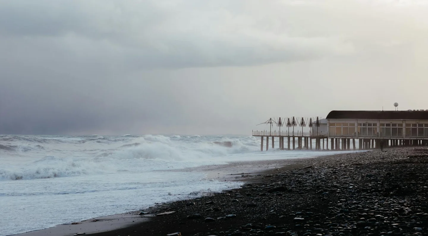 Imagen de costa con mar agitado para ilustrar porque el mar negro es peligroso