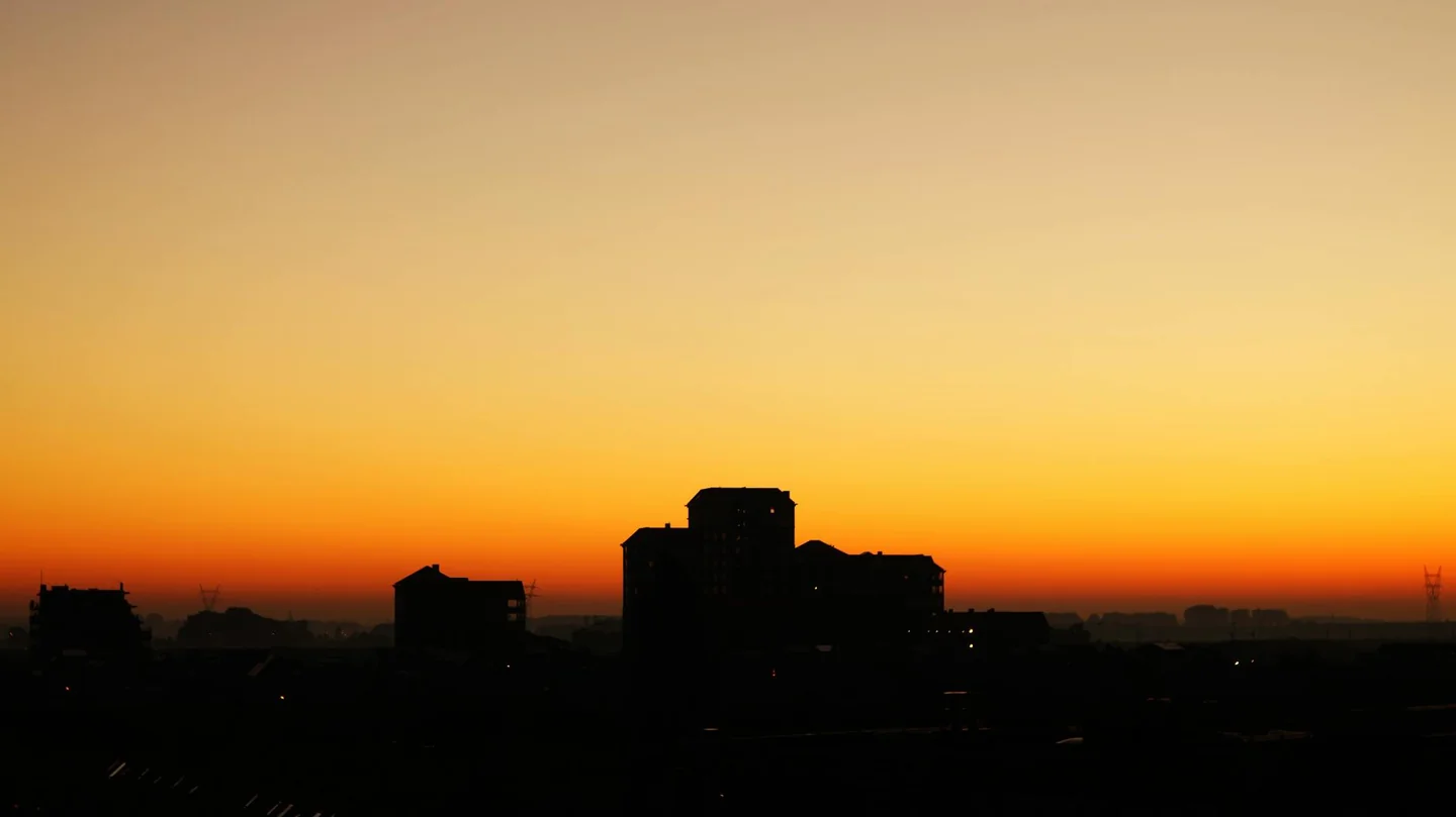 Vista de amanecer en el horizonte para ilustrar por que lado sale el sol y cómo cambia según la estación
