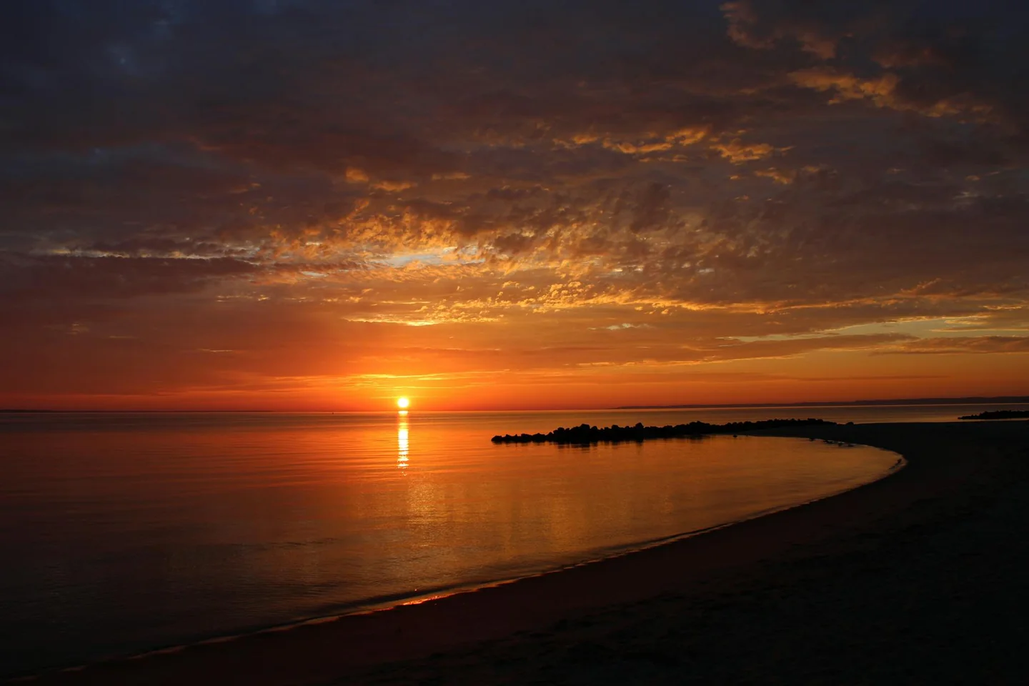 Imagen de sunrise horizon para ilustrar por que punto cardinal sale el sol en un artículo sobre orientación solar.