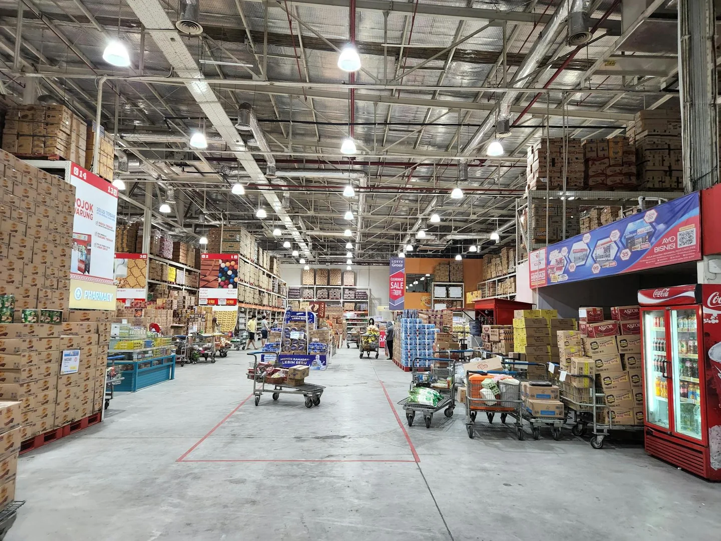 Imagen de un almacén de logística de supermercado relacionada con porque no hay consum en madrid.