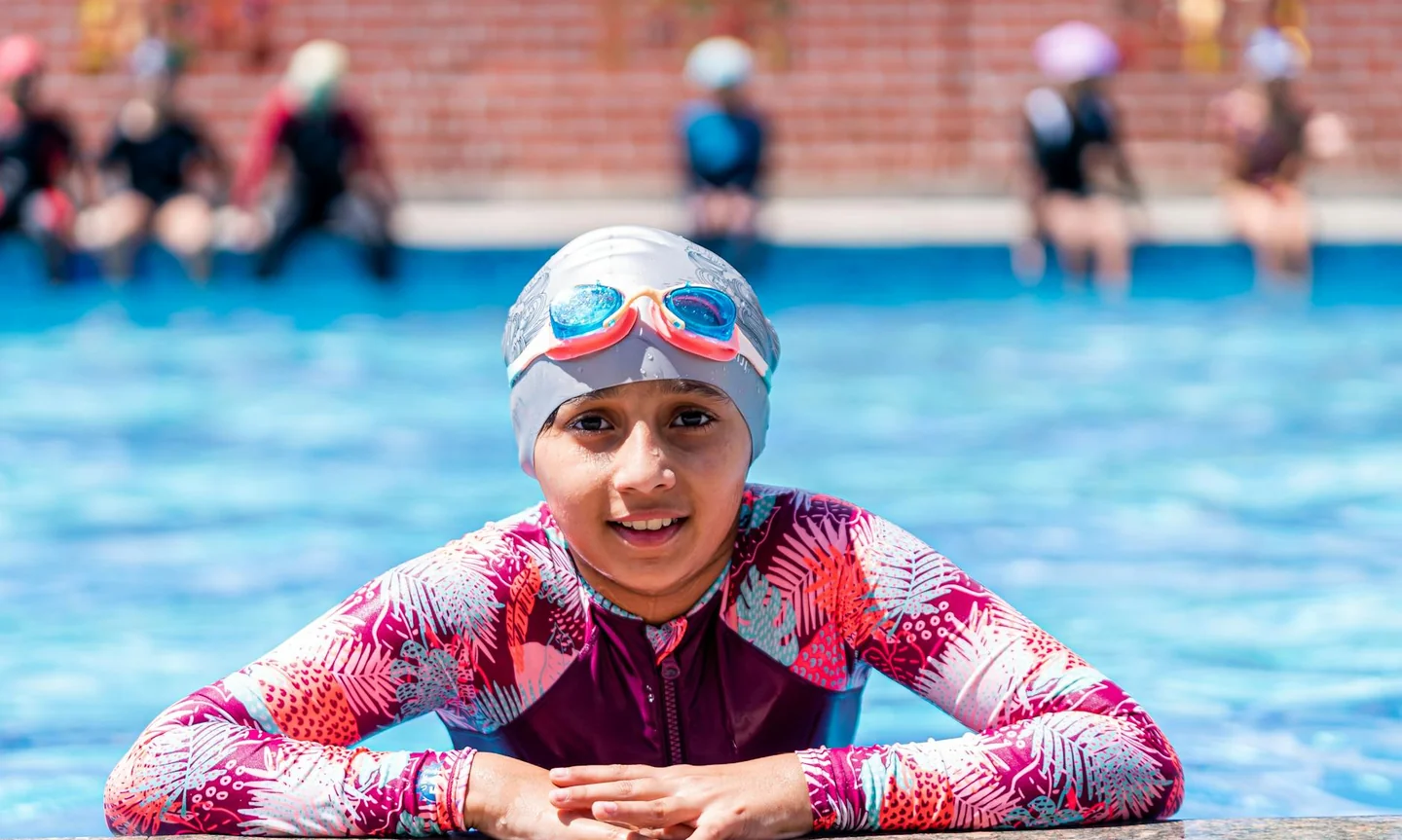 Una imagen de swimsuit in pool para ilustrar porque se ponen los bañadores amarillos en la piscina, mostrando el desgaste y la exposición al agua clorada.